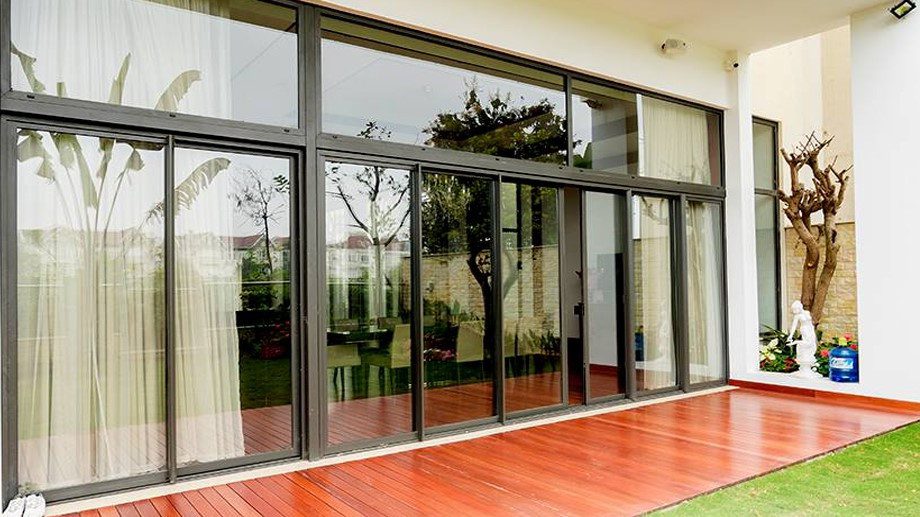 Cửa nhôm kính giúp tối ưu hóa sự kết nối không gian trong nhà mái Nhật.