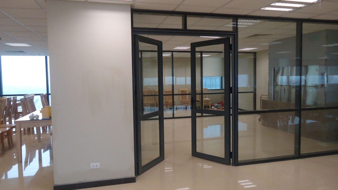Cửa nhôm Technal biến những bức tường bê tông thành không gian mở giao hòa với thiên nhiên.