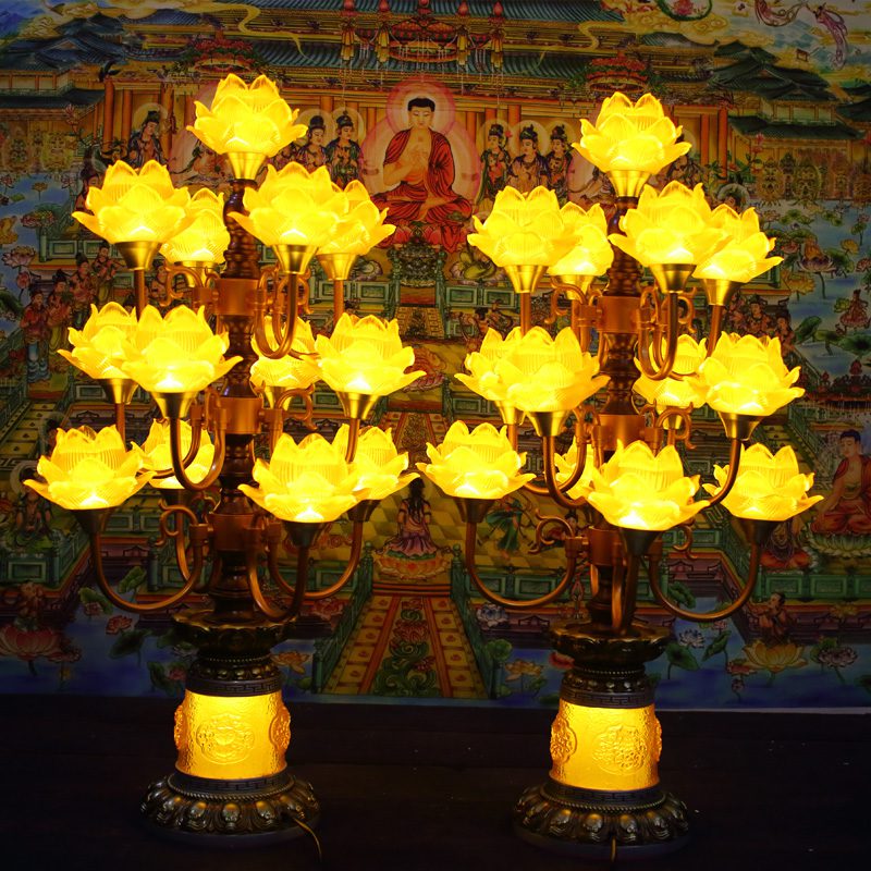 Đèn bàn thờ là vật phẩm không thể thiếu trong không gian thờ cúng của người Việt.