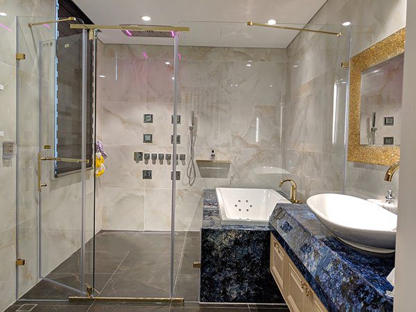 Vách kính phòng tắm là giải pháp hiệu quả giúp không gian nhà nghỉ gần đây sạch sẽ và rộng rãi hơn.