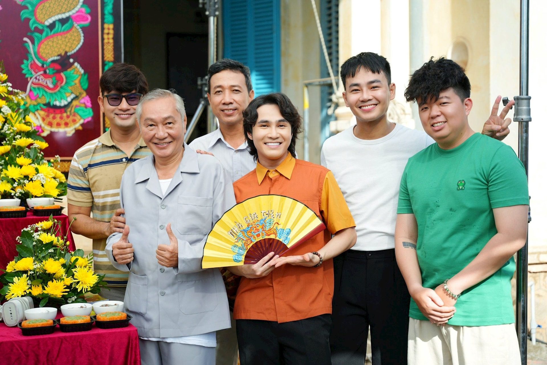 Cửa nhôm vân gỗ vừa mang vẻ đẹp cổ điển, vừa đảm bảo độ bền vững cho nhà gia tiên.