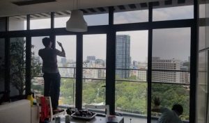 Dán Cách Nhiệt Cửa Kính Chung Cư: Giải Pháp Chống Nóng Tối Ưu