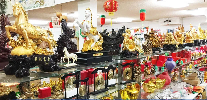 Các vật phẩm phong thủy buôn bán giúp tăng cường năng lượng tài lộc cho cửa hàng.