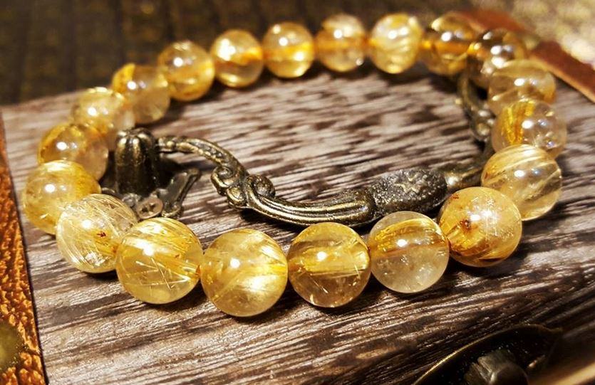 Vòng tay phong thủy vừa là trang sức, vừa là vật phẩm hỗ trợ năng lượng cá nhân.