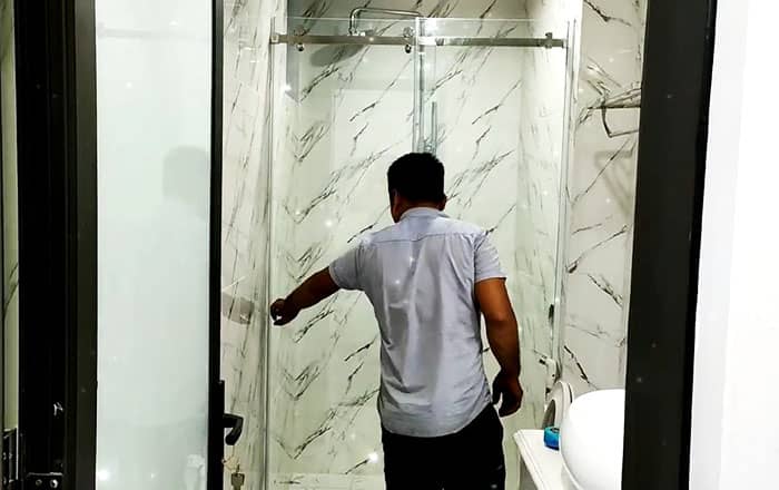 Cửa kính kéo là giải pháp lý tưởng cho phòng tắm, vừa tiết kiệm diện tích vừa sạch sẽ.