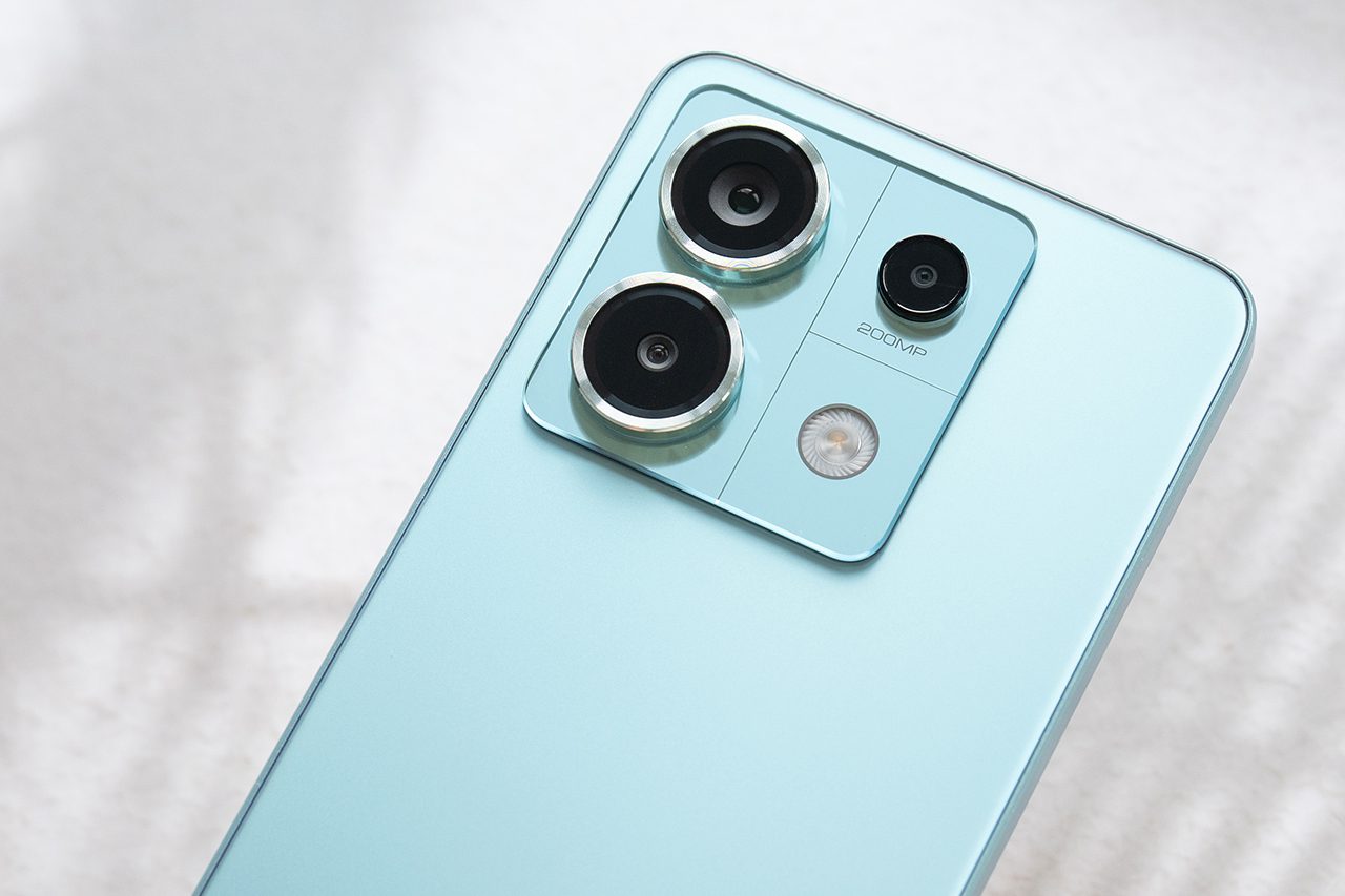 Redmi Note 13 Pro không chỉ gây ấn tượng với hiệu năng bên trong mà còn thu hút mọi ánh nhìn ngay từ vẻ bề ngoài