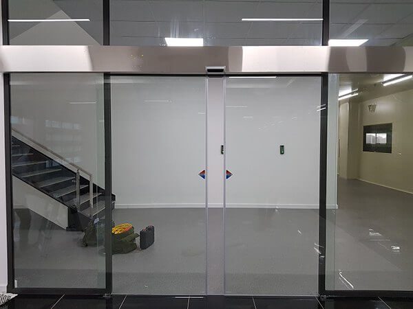 Phụ kiện đồng bộ, chất lượng cao là yếu tố đảm bảo sự vận hành êm ái cho cửa kính kéo.