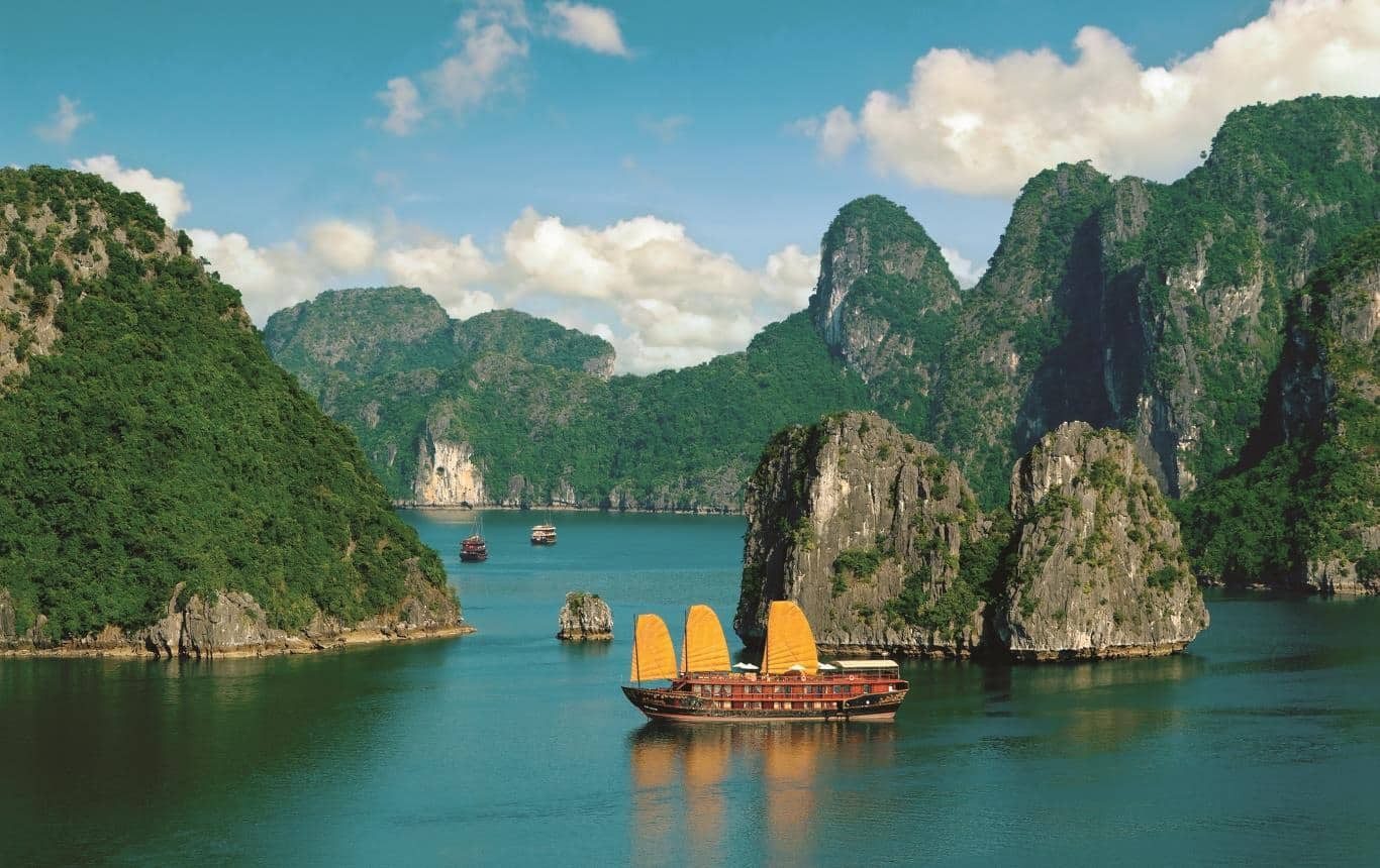Vịnh Hạ Long nằm ở tỉnh Quảng Ninh, phía Đông Bắc Việt Nam, cách trung tâm Hà Nội khoảng 165 km