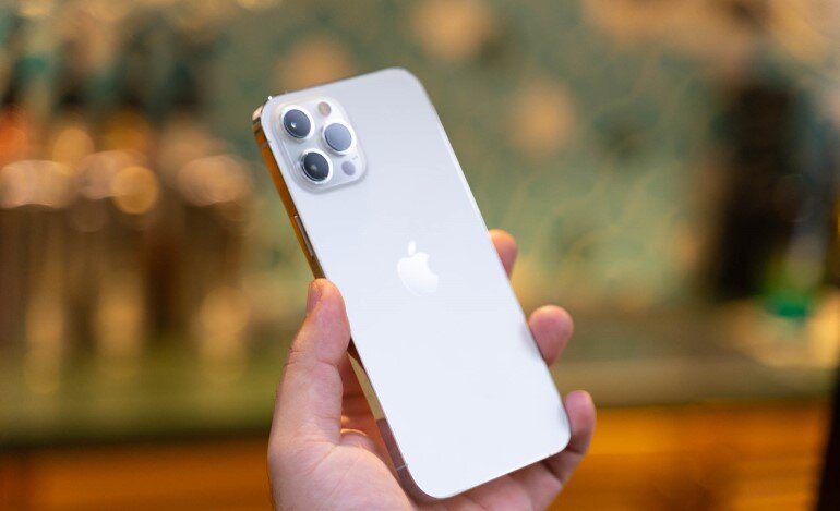 Iphone 12 pro max - Thời lượng pin và sạc đáp ứng nhu cầu một ngày