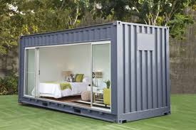 Cửa kính lớn giúp không gian bên trong nhà container trở nên rộng rãi và tràn ngập ánh sáng.